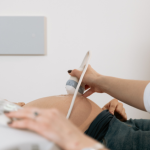 Dra. Thaline Neves explica como o ultrassom é essencial para a saúde da mulher, destacando exames e cuidados indispensáveis.