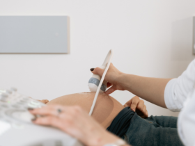 Dra. Thaline Neves explica como o ultrassom é essencial para a saúde da mulher, destacando exames e cuidados indispensáveis.