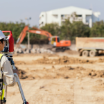 Valderci Malagosini Machado analisa como a topografia urbana orienta escolhas estruturais que garantem segurança e eficiência em empreendimentos residenciais.
