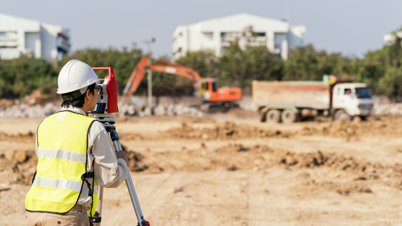 Valderci Malagosini Machado analisa como a topografia urbana orienta escolhas estruturais que garantem segurança e eficiência em empreendimentos residenciais.