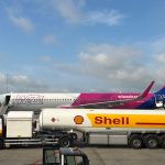 Aeronave sendo abastecida por um caminhão-tanque em um aeroporto.