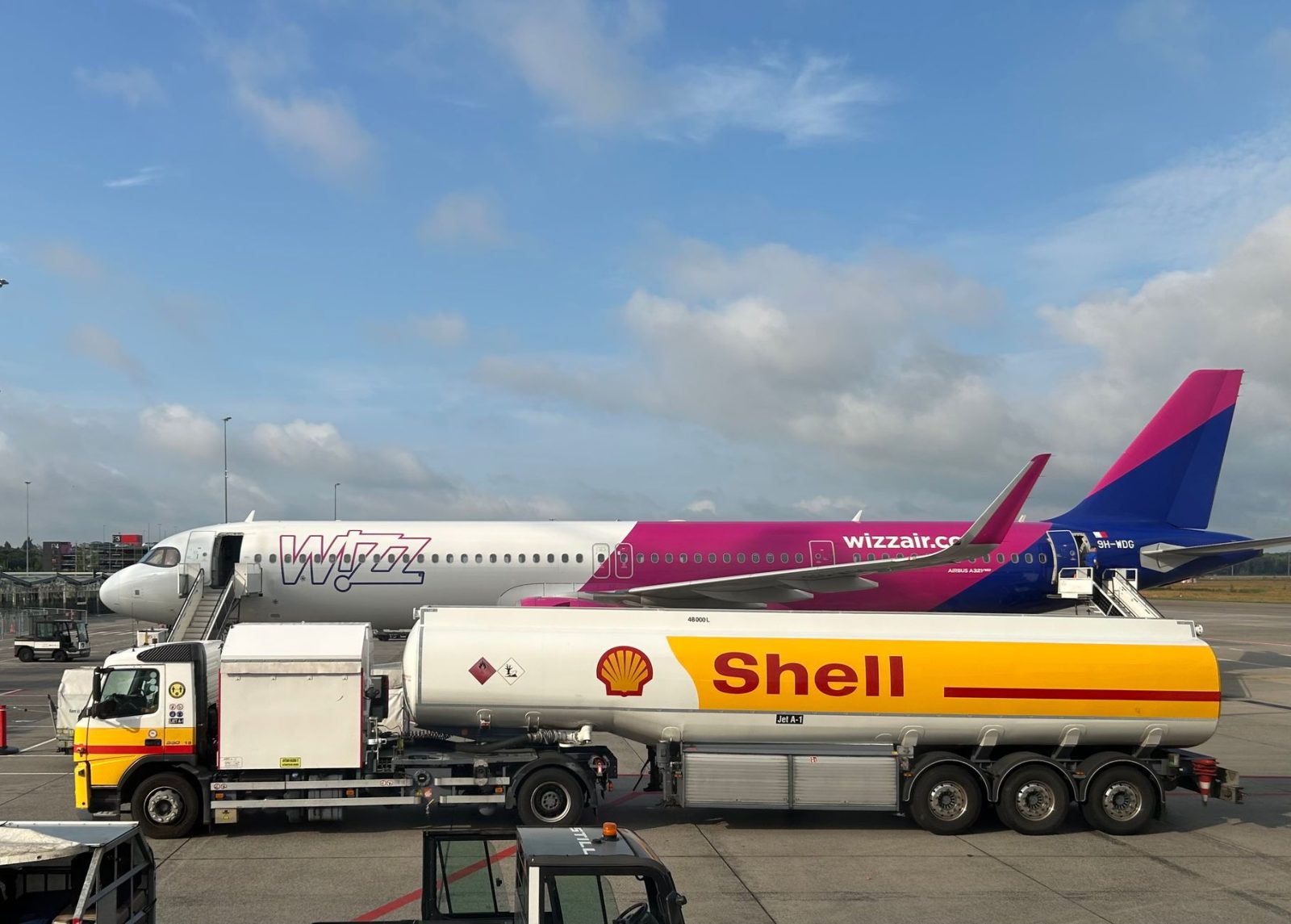 Aeronave sendo abastecida por um caminhão-tanque em um aeroporto.