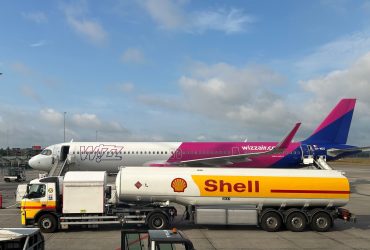 Aeronave sendo abastecida por um caminhão-tanque em um aeroporto.