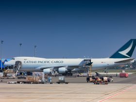 Avião cargueiro sendo carregado no pátio de um aeroporto.