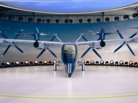 Protótipo futurista de aeronave elétrica com hélices exposto em ambiente interno.