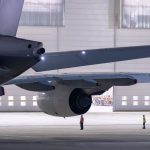 Equipe de manutenção inspeciona uma aeronave dentro de um hangar
