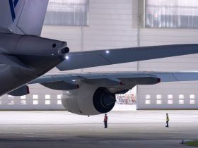 Equipe de manutenção inspeciona uma aeronave dentro de um hangar