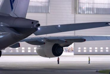 Equipe de manutenção inspeciona uma aeronave dentro de um hangar