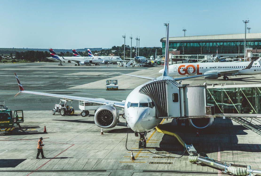 Aviões comerciais estacionados no pátio de um aeroporto.