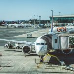 Aviões comerciais estacionados no pátio de um aeroporto.