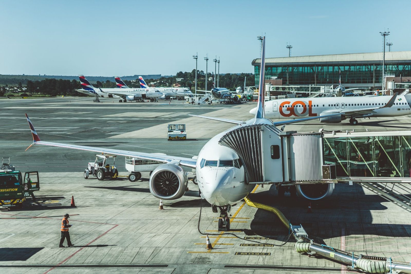 Aviões comerciais estacionados no pátio de um aeroporto.