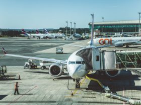 Aviões comerciais estacionados no pátio de um aeroporto.
