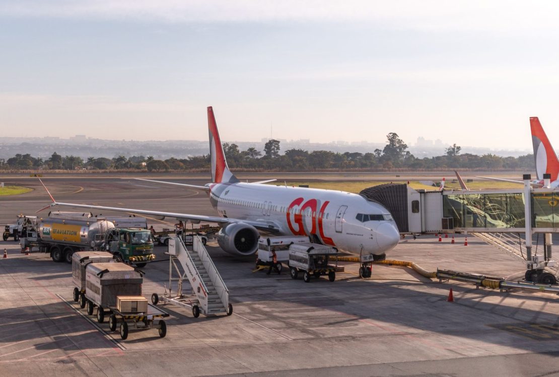 Avião da GOL estacionado junto ao portão de embarque do Aeroporto de Brasília.