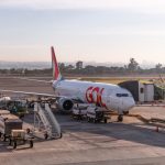 Avião da GOL estacionado junto ao portão de embarque do Aeroporto de Brasília.