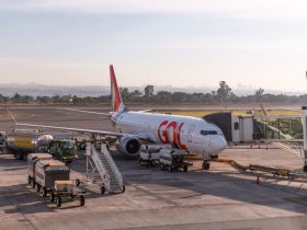 Avião da GOL estacionado junto ao portão de embarque do Aeroporto de Brasília.
