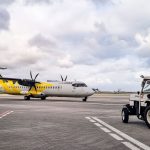 Aeronave turboélice na pista de um aeroporto no Rio de Janeiro, com equipe de solo auxiliando a operação.
