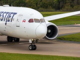Avião Boeing 787 da WestJet taxiando em uma pista de aeroporto