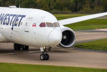Avião Boeing 787 da WestJet taxiando em uma pista de aeroporto