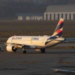 Aeronave da LATAM na pista de um aeroporto de São Paulo durante o amanhecer