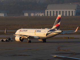 Aeronave da LATAM na pista de um aeroporto de São Paulo durante o amanhecer