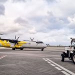 Avião turboélice na pista de um aeroporto no Rio de Janeiro, acompanhado por equipe de solo.